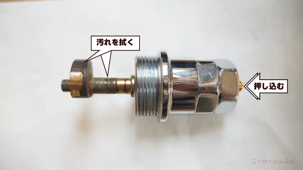 4_カムシャフトの汚れを拭く